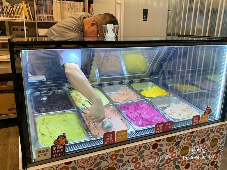台中素食冰淇淋店，用白木耳為基底所製成的義式冰淇淋，低卡又好吃，現在也有宅配唷!