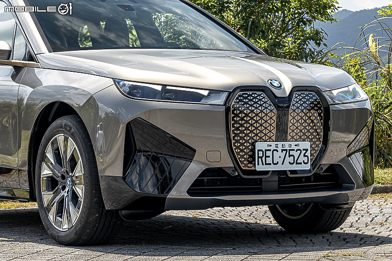 BMW 新年式 iX xDrive40 試駕|你想要的配備回來了,操駕與乘坐感受再提升!