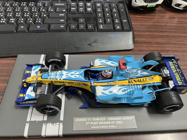 [開箱]F1 1/18 RENAULT R25 FERNANDO ALONSO BELGIAN GP