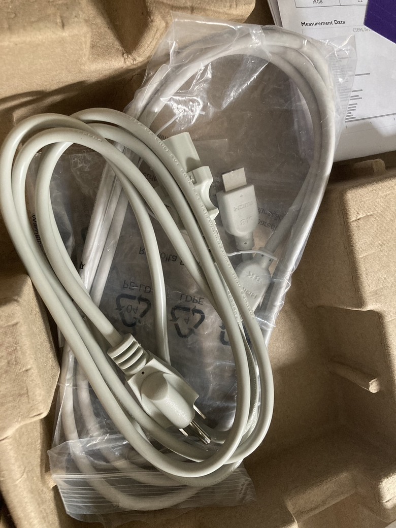 外貿協會請進!夢幻白色QD-OLED螢幕32M2N8900+白色鍵鼠