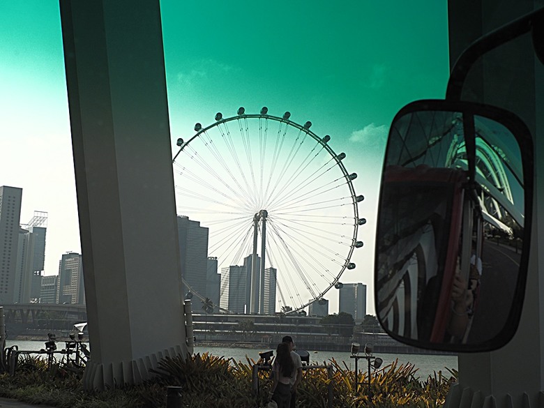 濱海灣花園 雲霧林(Cloud Forest)、花穹(Flower Dome) 及《莫內印象(Impressions of Monet)》特展、擎天樹叢(Supertree Grove)的《花園狂想曲(Garden Rhapsody)》聲光秀、遊園導覽車(Audio Tour)、Jurassic Nest FoodHall中的Hawker Chan燒肉飯,及金沙酒店《幻彩生輝(Spectra- A Light and Water)》燈光秀 — 赤道三國文化休閒行旅 之 新加坡篇 第五回 濱海灣花園