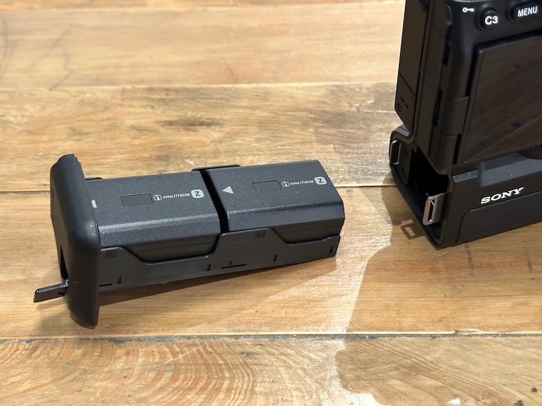 SONY VG-C4EM 垂直手把開箱 | 舒適性與續航力我都要!