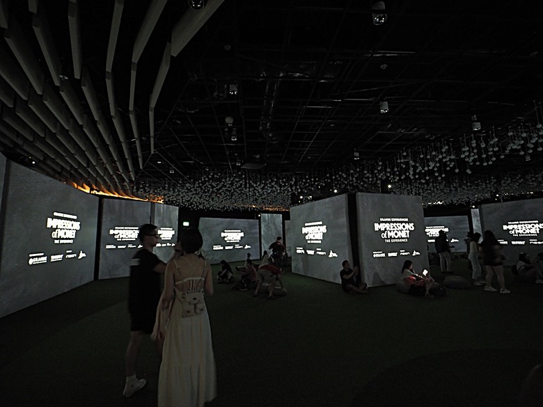 濱海灣花園 雲霧林(Cloud Forest)、花穹(Flower Dome) 及《莫內印象(Impressions of Monet)》特展、擎天樹叢(Supertree Grove)的《花園狂想曲(Garden Rhapsody)》聲光秀、遊園導覽車(Audio Tour)、Jurassic Nest FoodHall中的Hawker Chan燒肉飯，及金沙酒店《幻彩生輝(Spectra- A Light and Water)》燈光秀 — 赤道三國文化休閒行旅 之 新加坡篇 第五回 濱海灣花園