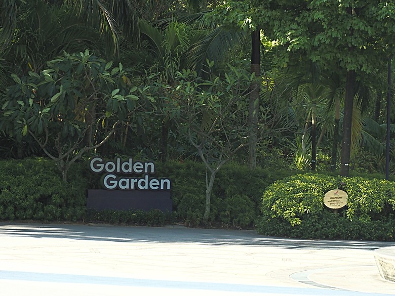 濱海灣花園 雲霧林(Cloud Forest)、花穹(Flower Dome) 及《莫內印象(Impressions of Monet)》特展、擎天樹叢(Supertree Grove)的《花園狂想曲(Garden Rhapsody)》聲光秀、遊園導覽車(Audio Tour)、Jurassic Nest FoodHall中的Hawker Chan燒肉飯,及金沙酒店《幻彩生輝(Spectra- A Light and Water)》燈光秀 — 赤道三國文化休閒行旅 之 新加坡篇 第五回 濱海灣花園