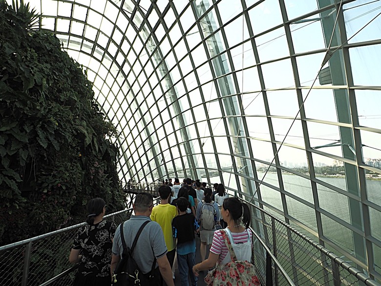 濱海灣花園 雲霧林(Cloud Forest)、花穹(Flower Dome) 及《莫內印象(Impressions of Monet)》特展、擎天樹叢(Supertree Grove)的《花園狂想曲(Garden Rhapsody)》聲光秀、遊園導覽車(Audio Tour)、Jurassic Nest FoodHall中的Hawker Chan燒肉飯,及金沙酒店《幻彩生輝(Spectra- A Light and Water)》燈光秀 — 赤道三國文化休閒行旅 之 新加坡篇 第五回 濱海灣花園