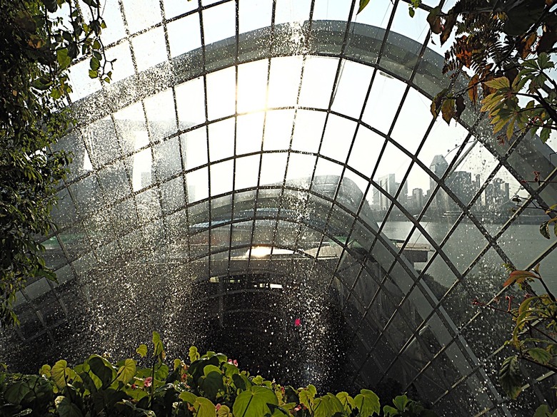 濱海灣花園 雲霧林(Cloud Forest)、花穹(Flower Dome) 及《莫內印象(Impressions of Monet)》特展、擎天樹叢(Supertree Grove)的《花園狂想曲(Garden Rhapsody)》聲光秀、遊園導覽車(Audio Tour)、Jurassic Nest FoodHall中的Hawker Chan燒肉飯,及金沙酒店《幻彩生輝(Spectra- A Light and Water)》燈光秀 — 赤道三國文化休閒行旅 之 新加坡篇 第五回 濱海灣花園