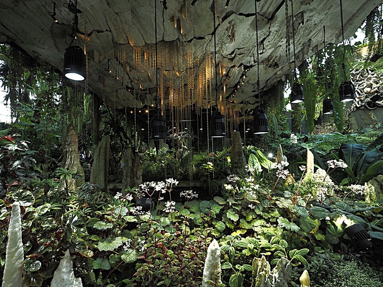 濱海灣花園 雲霧林(Cloud Forest)、花穹(Flower Dome) 及《莫內印象(Impressions of Monet)》特展、擎天樹叢(Supertree Grove)的《花園狂想曲(Garden Rhapsody)》聲光秀、遊園導覽車(Audio Tour)、Jurassic Nest FoodHall中的Hawker Chan燒肉飯,及金沙酒店《幻彩生輝(Spectra- A Light and Water)》燈光秀 — 赤道三國文化休閒行旅 之 新加坡篇 第五回 濱海灣花園