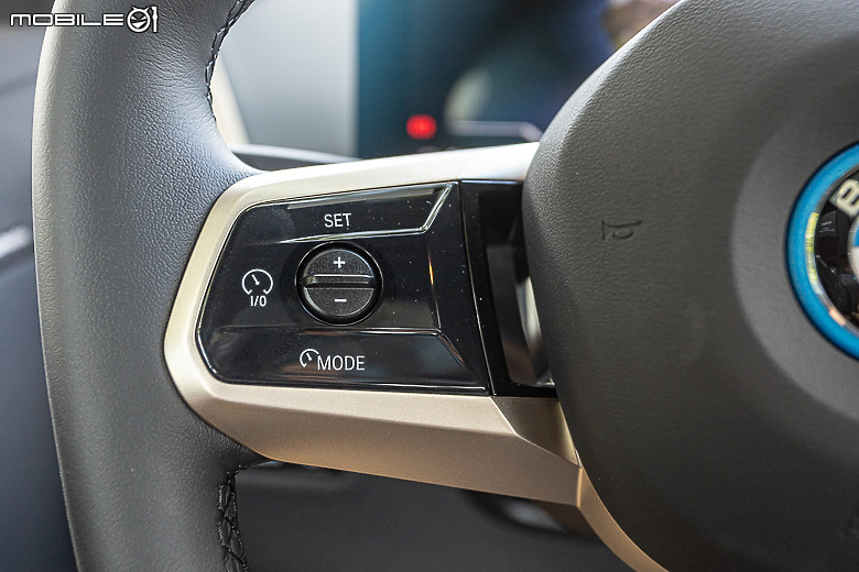 BMW 新年式 iX xDrive40 試駕｜你想要的配備回來了，操駕與乘坐感受再提升！