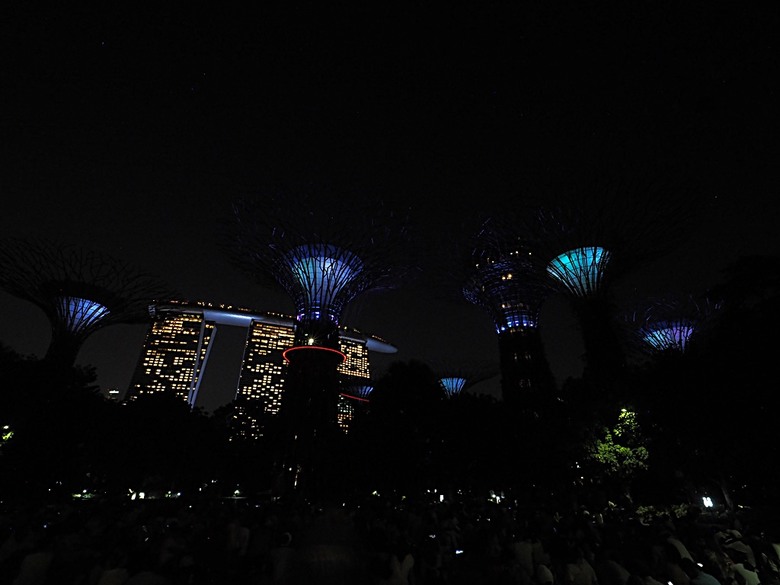 濱海灣花園 雲霧林(Cloud Forest)、花穹(Flower Dome) 及《莫內印象(Impressions of Monet)》特展、擎天樹叢(Supertree Grove)的《花園狂想曲(Garden Rhapsody)》聲光秀、遊園導覽車(Audio Tour)、Jurassic Nest FoodHall中的Hawker Chan燒肉飯，及金沙酒店《幻彩生輝(Spectra- A Light and Water)》燈光秀 — 赤道三國文化休閒行旅 之 新加坡篇 第五回 濱海灣花園