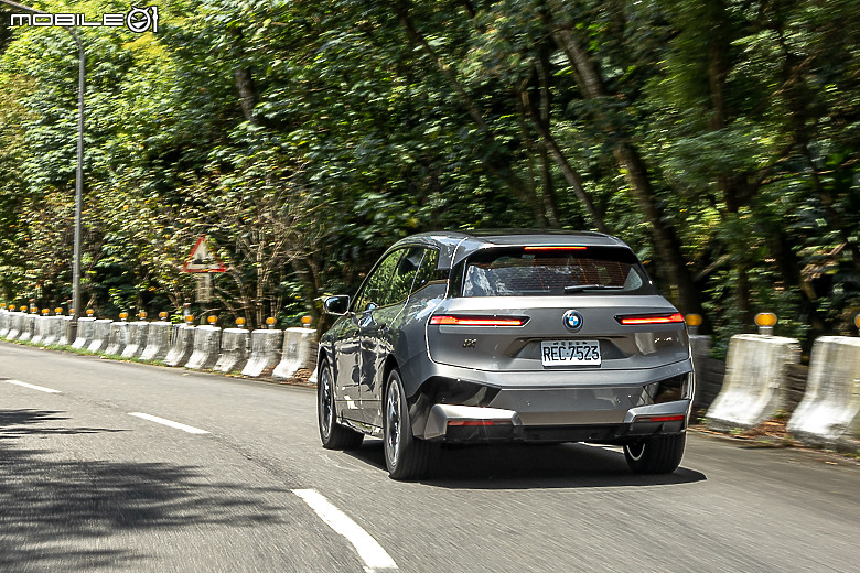 BMW 新年式 iX xDrive40 試駕|你想要的配備回來了,操駕與乘坐感受再提升!