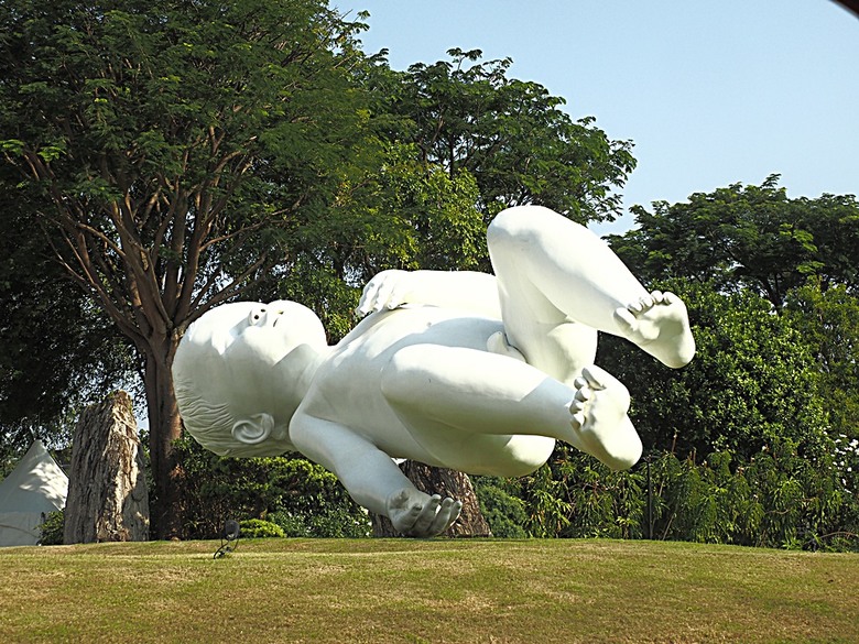 濱海灣花園 雲霧林(Cloud Forest)、花穹(Flower Dome) 及《莫內印象(Impressions of Monet)》特展、擎天樹叢(Supertree Grove)的《花園狂想曲(Garden Rhapsody)》聲光秀、遊園導覽車(Audio Tour)、Jurassic Nest FoodHall中的Hawker Chan燒肉飯,及金沙酒店《幻彩生輝(Spectra- A Light and Water)》燈光秀 — 赤道三國文化休閒行旅 之 新加坡篇 第五回 濱海灣花園