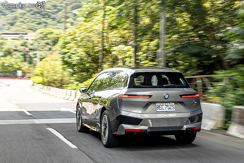 BMW 新年式 iX xDrive40 試駕|你想要的配備回來了,操駕與乘坐感受再提升!