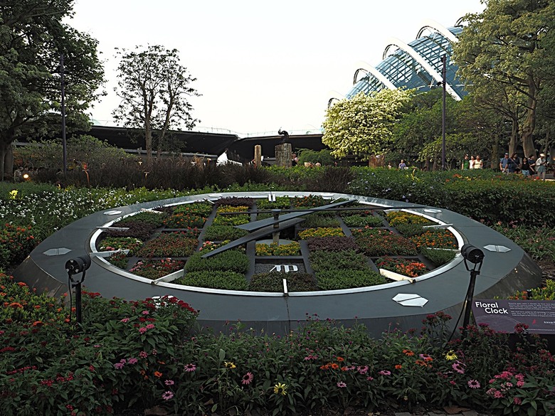 濱海灣花園 雲霧林(Cloud Forest)、花穹(Flower Dome) 及《莫內印象(Impressions of Monet)》特展、擎天樹叢(Supertree Grove)的《花園狂想曲(Garden Rhapsody)》聲光秀、遊園導覽車(Audio Tour)、Jurassic Nest FoodHall中的Hawker Chan燒肉飯,及金沙酒店《幻彩生輝(Spectra- A Light and Water)》燈光秀 — 赤道三國文化休閒行旅 之 新加坡篇 第五回 濱海灣花園