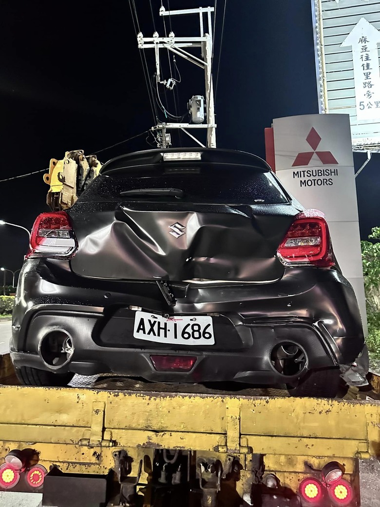 高速公路，五熊的車被撞翻，肇事車逃逸