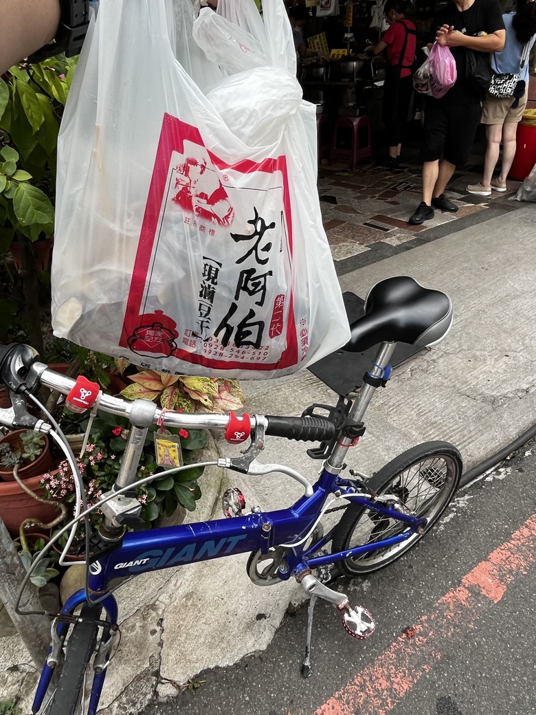 小折再訪大溪中新里韭菜花田,差點被太陽公公割韭菜
