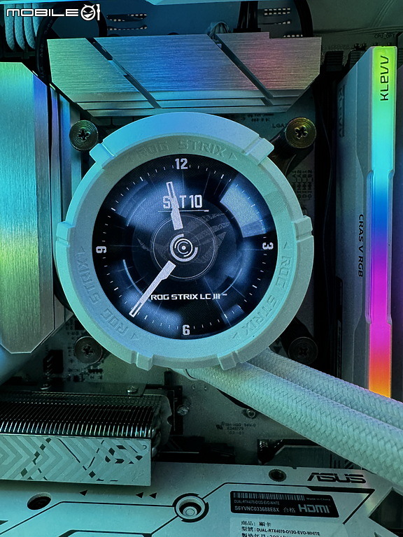 點我看大圖 信仰升級 ROG Strix LC 白龍 III LCD 版