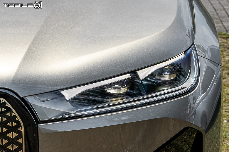 BMW 新年式 iX xDrive40 試駕｜你想要的配備回來了，操駕與乘坐感受再提升！