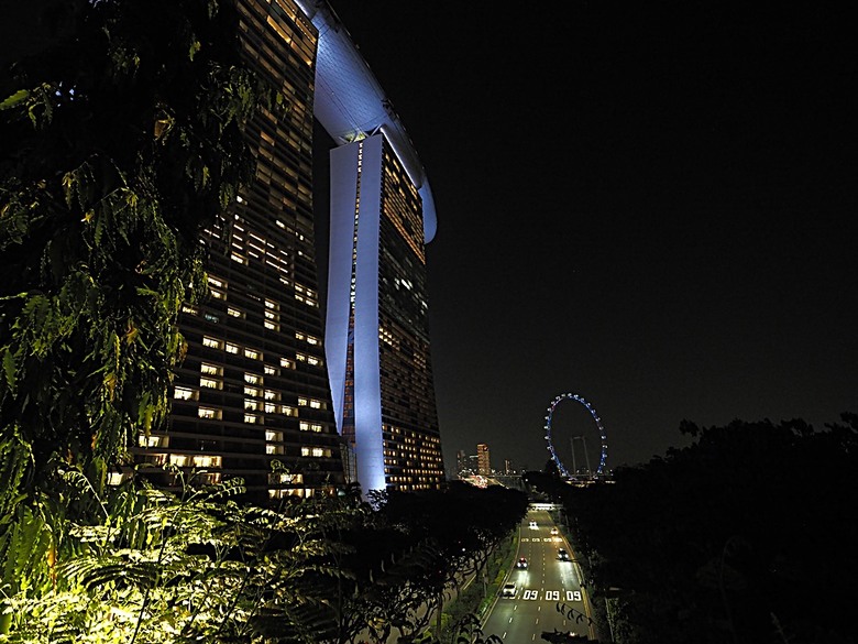 濱海灣花園 雲霧林(Cloud Forest)、花穹(Flower Dome) 及《莫內印象(Impressions of Monet)》特展、擎天樹叢(Supertree Grove)的《花園狂想曲(Garden Rhapsody)》聲光秀、遊園導覽車(Audio Tour)、Jurassic Nest FoodHall中的Hawker Chan燒肉飯,及金沙酒店《幻彩生輝(Spectra- A Light and Water)》燈光秀 — 赤道三國文化休閒行旅 之 新加坡篇 第五回 濱海灣花園