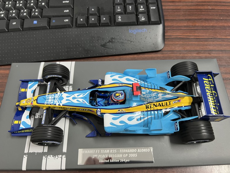 [開箱]F1 1/18 RENAULT R25 FERNANDO ALONSO BELGIAN GP