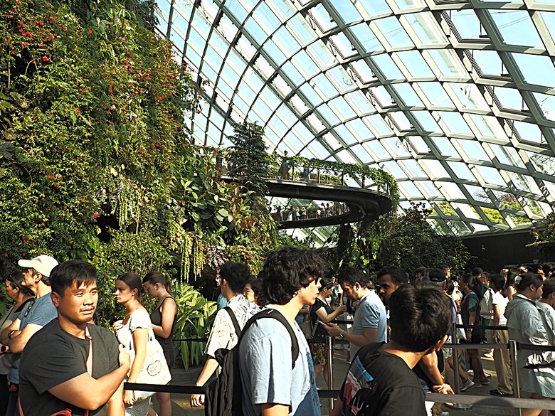 濱海灣花園 雲霧林(Cloud Forest)、花穹(Flower Dome) 及《莫內印象(Impressions of Monet)》特展、擎天樹叢(Supertree Grove)的《花園狂想曲(Garden Rhapsody)》聲光秀、遊園導覽車(Audio Tour)、Jurassic Nest FoodHall中的Hawker Chan燒肉飯,及金沙酒店《幻彩生輝(Spectra- A Light and Water)》燈光秀 — 赤道三國文化休閒行旅 之 新加坡篇 第五回 濱海灣花園