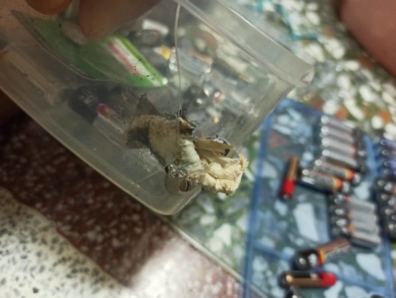 為什麼沒在用的 鹼性電池 會 爆炸 ?