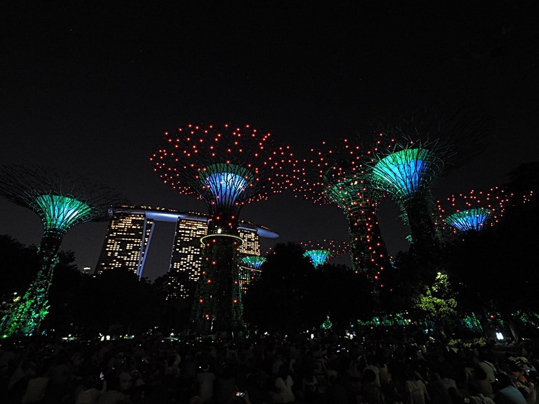 濱海灣花園 雲霧林(Cloud Forest)、花穹(Flower Dome) 及《莫內印象(Impressions of Monet)》特展、擎天樹叢(Supertree Grove)的《花園狂想曲(Garden Rhapsody)》聲光秀、遊園導覽車(Audio Tour)、Jurassic Nest FoodHall中的Hawker Chan燒肉飯，及金沙酒店《幻彩生輝(Spectra- A Light and Water)》燈光秀 — 赤道三國文化休閒行旅 之 新加坡篇 第五回 濱海灣花園