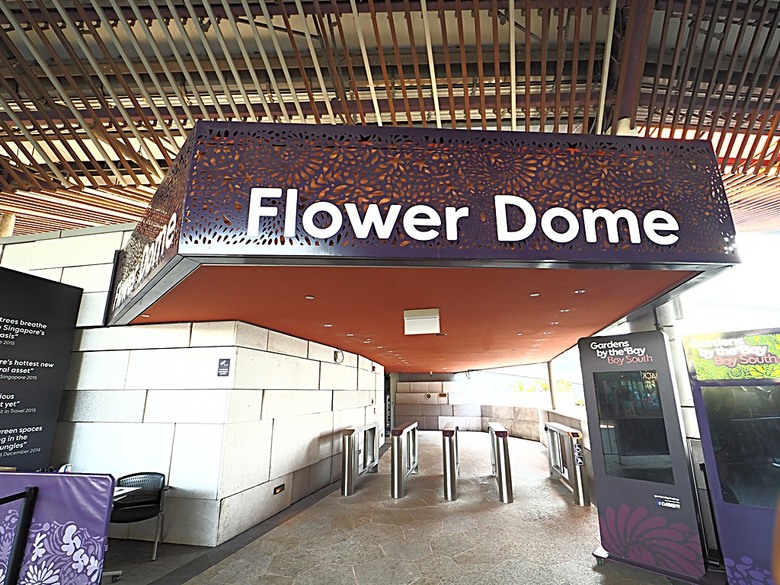 濱海灣花園 雲霧林(Cloud Forest)、花穹(Flower Dome) 及《莫內印象(Impressions of Monet)》特展、擎天樹叢(Supertree Grove)的《花園狂想曲(Garden Rhapsody)》聲光秀、遊園導覽車(Audio Tour)、Jurassic Nest FoodHall中的Hawker Chan燒肉飯,及金沙酒店《幻彩生輝(Spectra- A Light and Water)》燈光秀 — 赤道三國文化休閒行旅 之 新加坡篇 第五回 濱海灣花園