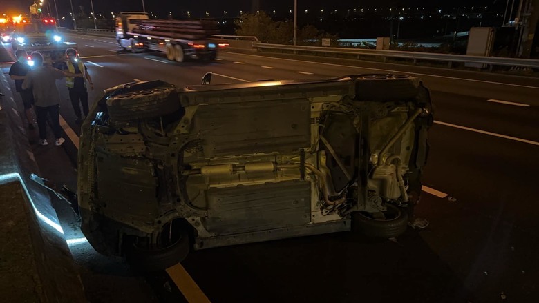 高速公路，五熊的車被撞翻，肇事車逃逸