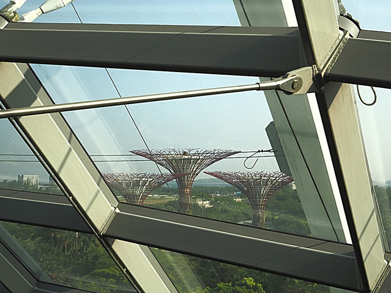 濱海灣花園 雲霧林(Cloud Forest)、花穹(Flower Dome) 及《莫內印象(Impressions of Monet)》特展、擎天樹叢(Supertree Grove)的《花園狂想曲(Garden Rhapsody)》聲光秀、遊園導覽車(Audio Tour)、Jurassic Nest FoodHall中的Hawker Chan燒肉飯,及金沙酒店《幻彩生輝(Spectra- A Light and Water)》燈光秀 — 赤道三國文化休閒行旅 之 新加坡篇 第五回 濱海灣花園