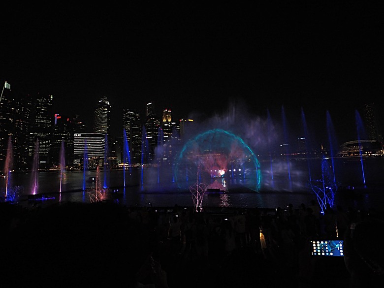 濱海灣花園 雲霧林(Cloud Forest)、花穹(Flower Dome) 及《莫內印象(Impressions of Monet)》特展、擎天樹叢(Supertree Grove)的《花園狂想曲(Garden Rhapsody)》聲光秀、遊園導覽車(Audio Tour)、Jurassic Nest FoodHall中的Hawker Chan燒肉飯，及金沙酒店《幻彩生輝(Spectra- A Light and Water)》燈光秀 — 赤道三國文化休閒行旅 之 新加坡篇 第五回 濱海灣花園