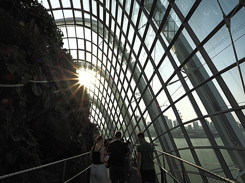 濱海灣花園 雲霧林(Cloud Forest)、花穹(Flower Dome) 及《莫內印象(Impressions of Monet)》特展、擎天樹叢(Supertree Grove)的《花園狂想曲(Garden Rhapsody)》聲光秀、遊園導覽車(Audio Tour)、Jurassic Nest FoodHall中的Hawker Chan燒肉飯,及金沙酒店《幻彩生輝(Spectra- A Light and Water)》燈光秀 — 赤道三國文化休閒行旅 之 新加坡篇 第五回 濱海灣花園