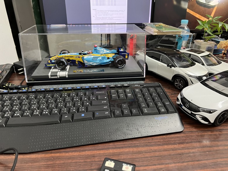 [開箱]F1 1/18 RENAULT R25 FERNANDO ALONSO BELGIAN GP