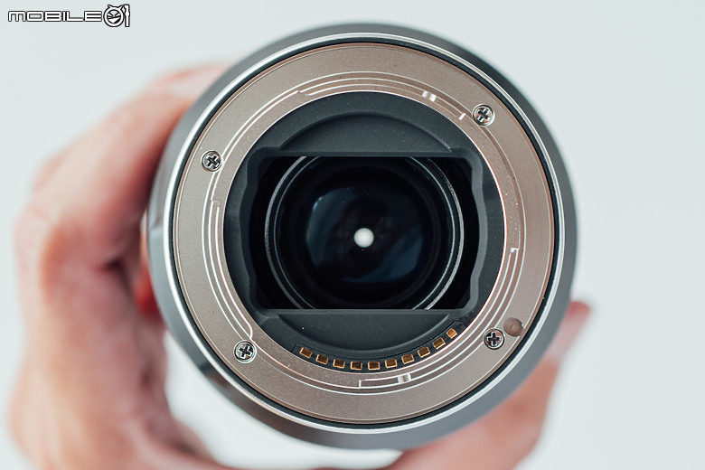 Tamron 28-300mm f/4-7.1 Di III VC VXD（A074）評測報告｜制霸無反、10.7x 旅遊鏡捲土重來！
