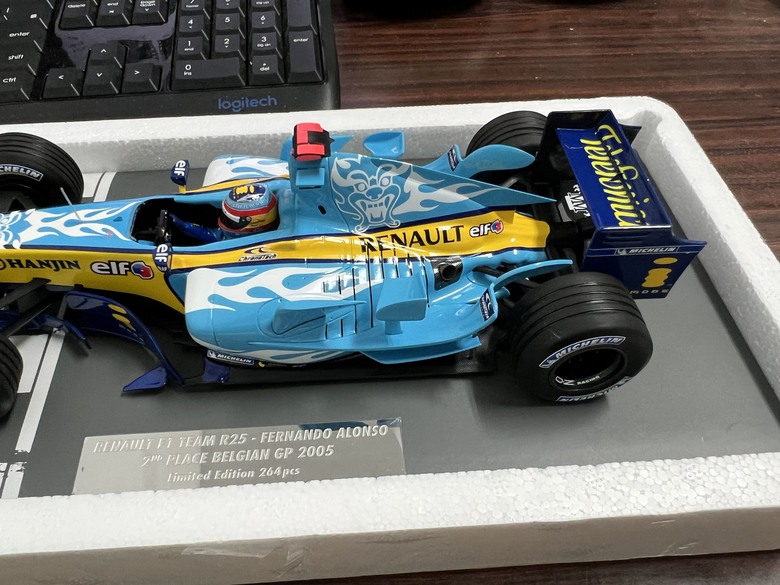[開箱]F1 1/18 RENAULT R25 FERNANDO ALONSO BELGIAN GP