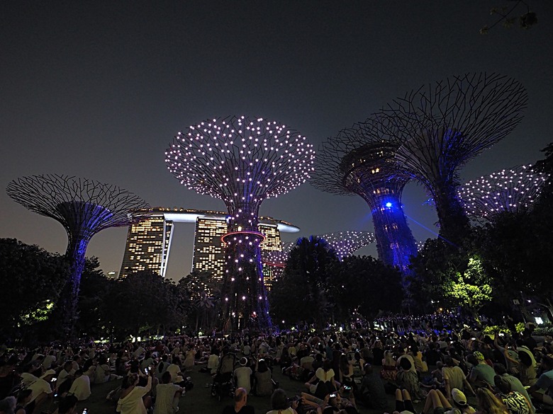 濱海灣花園 雲霧林(Cloud Forest)、花穹(Flower Dome) 及《莫內印象(Impressions of Monet)》特展、擎天樹叢(Supertree Grove)的《花園狂想曲(Garden Rhapsody)》聲光秀、遊園導覽車(Audio Tour)、Jurassic Nest FoodHall中的Hawker Chan燒肉飯，及金沙酒店《幻彩生輝(Spectra- A Light and Water)》燈光秀 — 赤道三國文化休閒行旅 之 新加坡篇 第五回 濱海灣花園