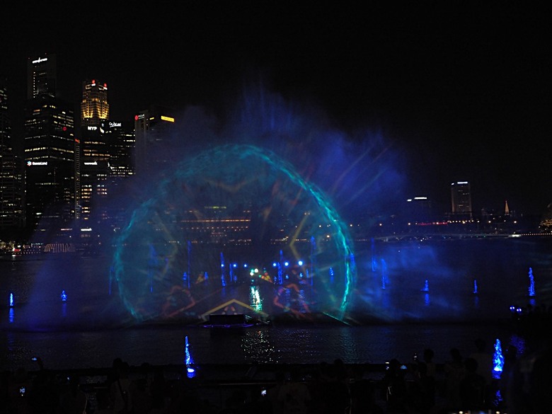 濱海灣花園 雲霧林(Cloud Forest)、花穹(Flower Dome) 及《莫內印象(Impressions of Monet)》特展、擎天樹叢(Supertree Grove)的《花園狂想曲(Garden Rhapsody)》聲光秀、遊園導覽車(Audio Tour)、Jurassic Nest FoodHall中的Hawker Chan燒肉飯，及金沙酒店《幻彩生輝(Spectra- A Light and Water)》燈光秀 — 赤道三國文化休閒行旅 之 新加坡篇 第五回 濱海灣花園