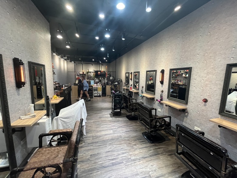 Aug 19 2024 【新北中永和髮廊推薦】實在的髮廊、不亂推銷|Amazing hair salon|真正把客戶當朋友|燙髮、染髮、剪髮、護髮 全方位做到細節的優質設計師|鄰近捷運景安捷運|燙髮推薦-蓬鬆不毛躁設計感十足的捲髮|網美網帥必來