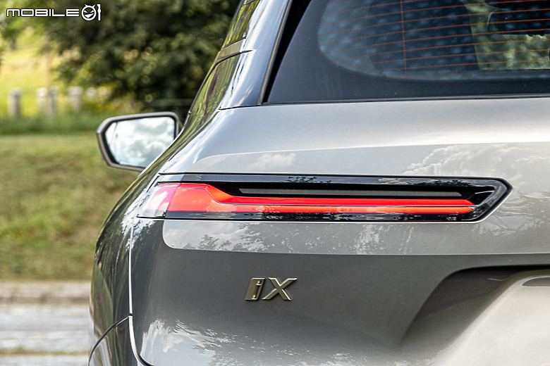 BMW 新年式 iX xDrive40 試駕|你想要的配備回來了,操駕與乘坐感受再提升!