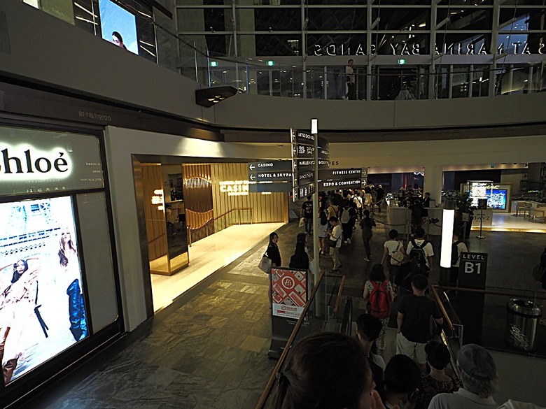 濱海灣花園 雲霧林(Cloud Forest)、花穹(Flower Dome) 及《莫內印象(Impressions of Monet)》特展、擎天樹叢(Supertree Grove)的《花園狂想曲(Garden Rhapsody)》聲光秀、遊園導覽車(Audio Tour)、Jurassic Nest FoodHall中的Hawker Chan燒肉飯,及金沙酒店《幻彩生輝(Spectra- A Light and Water)》燈光秀 — 赤道三國文化休閒行旅 之 新加坡篇 第五回 濱海灣花園