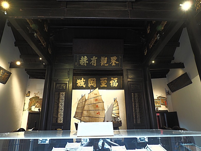 牛車水(Chinatown)市街之巴剎壁畫、粵海清廟、福德祠、天福宮、城市展覽館(Singapore City Gallery),以及麥士威熟食中心(Maxwell Food Centre)中之天天海南雞飯 — 赤道三國文化休閒行旅 之 新加坡篇 第一回 牛車水(Chinatown) 與直落亞逸(Telok Ayer)