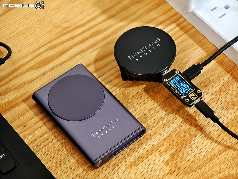 點我看大圖 THINKTHING 雙向磁吸充電組開箱實測 – MagSafe 行動充電器到底有多強?