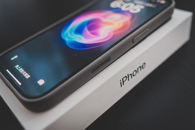 【開箱】iPhone 16 Pro 黑 + 原廠MagSafe 矽膠保護殼 - 灰石色