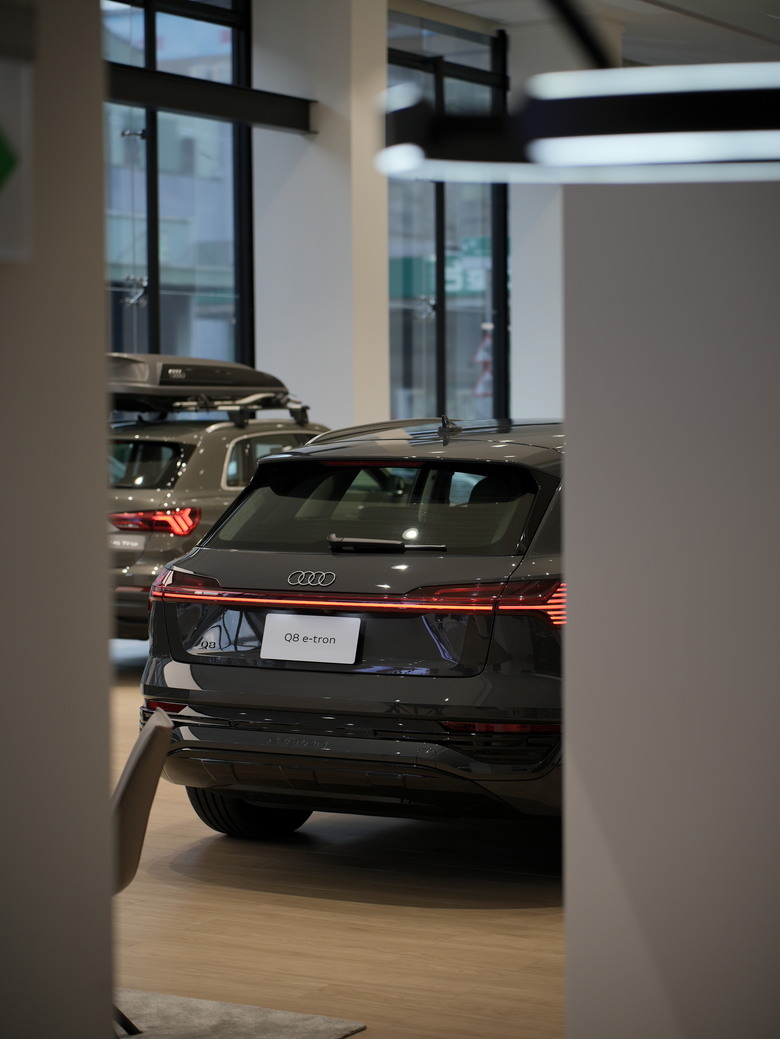 Audi Q8 e-tron 50 quattro advanced 進化版｜磁石灰 Magnet Gray G5｜實車照片分享