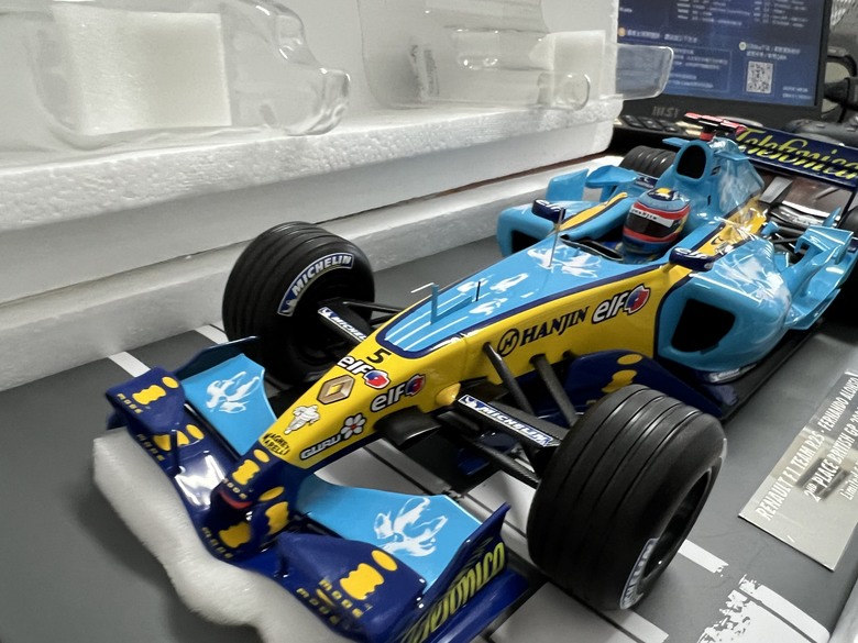 [開箱]F1 1/18 RENAULT R25 FERNANDO ALONSO BRITISH GP