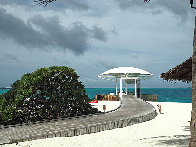 入住The Standard Maldives、碼頭邊珊瑚礁浮潛、出海賞海豚、環礁潟湖體驗 — 赤道三國文化休閒行旅 之 馬爾地夫篇 第一回 潟湖泳池水上屋(Lagoon Overwater Pool Villa)