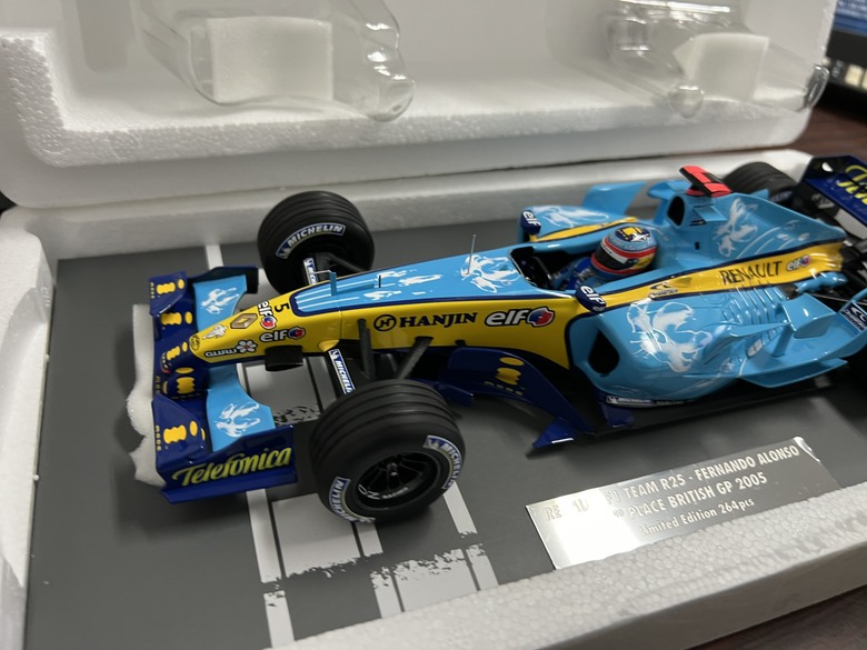 [開箱]F1 1/18 RENAULT R25 FERNANDO ALONSO BRITISH GP