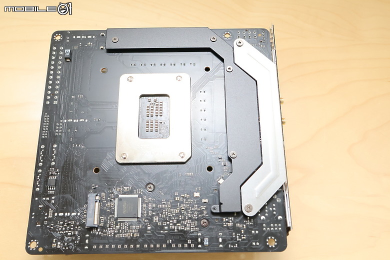 點我看大圖 Z790 末代 ITX 超頻小鋼炮 Z790I Lightning 開箱