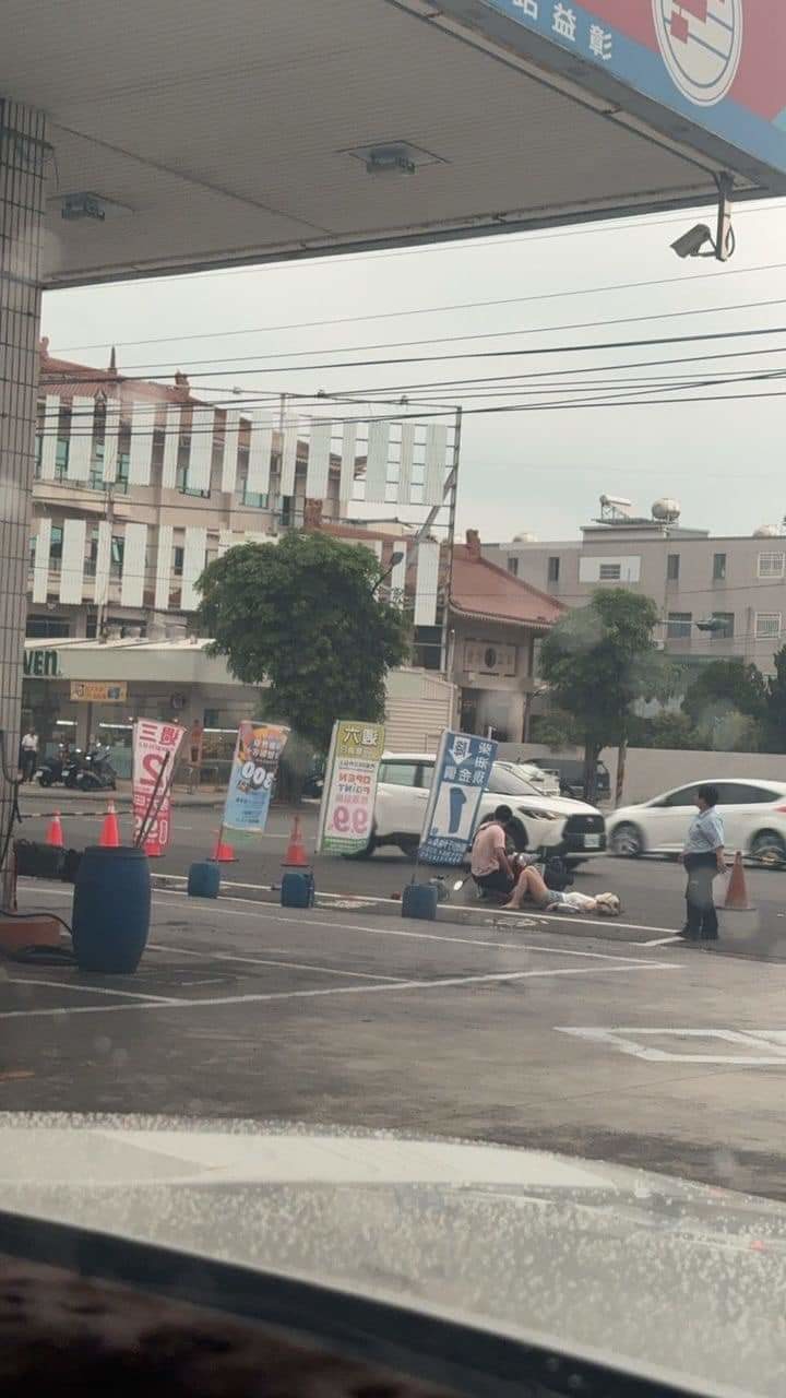 阿嬤闖紅燈，被撞翻