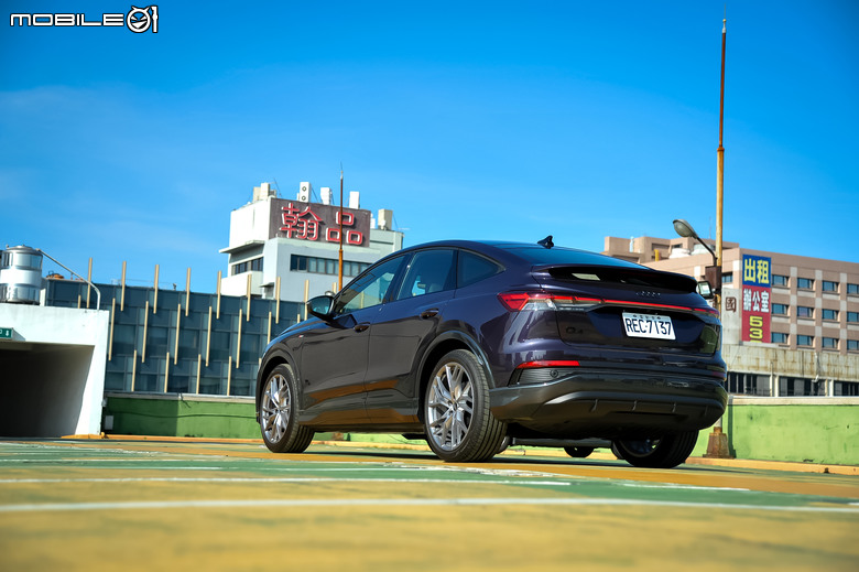 Audi Q4 Sportback e-tron 55 quattro S line 試駕|長距離電耗實測、質感與實用兼具的帥氣電動休旅車!