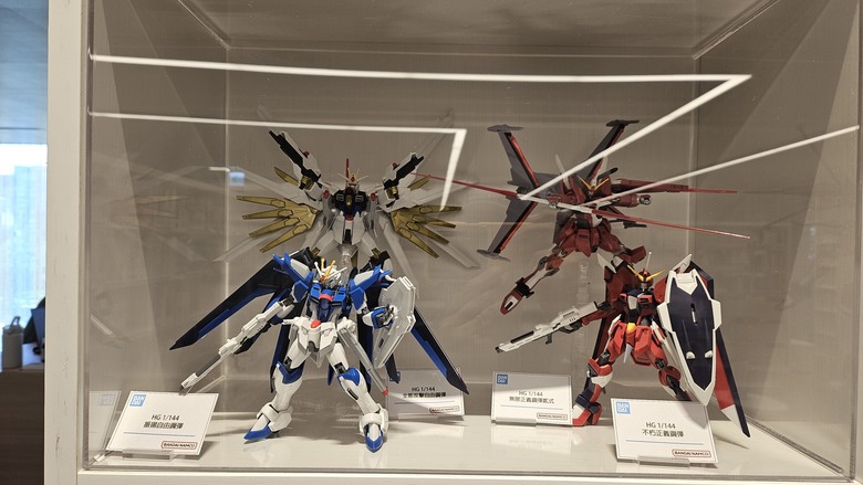 鋼彈立於桃園市立圖書館 - 鋼彈45周年紀念特展 -